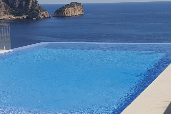 Convert your swimming pool in Spain into a health spa, with salt water chlorination